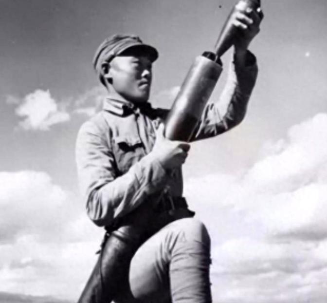 1945年，在山上休息的迫击炮手陈宝柳，忽然发现30多个日军和几个女人，正在不远