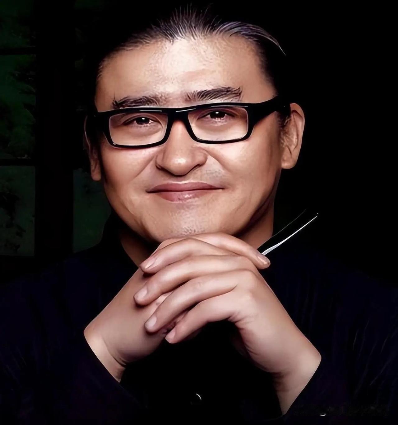 刘欢一直留着长发，这并不是他刻意打造出来的明星造型，而是他为了节约舞台造型时间，