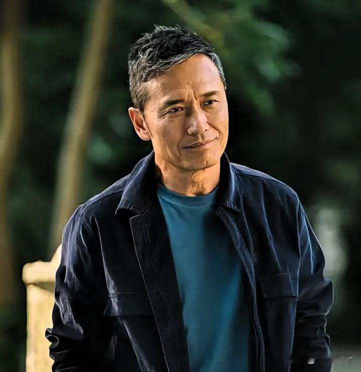 现在全网最伤心的人,估计就是苗侨伟了他既没遇事业危机,也没遭生活变故,偏偏要面