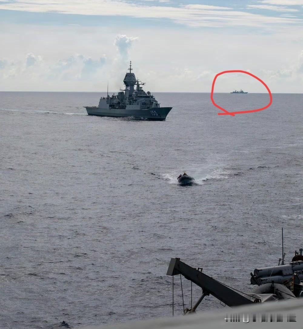 老妹啊，美澳新菲这四个菜鸟在南海联合演习，咱们的头顶四个球-“街溜子”又近距离贴