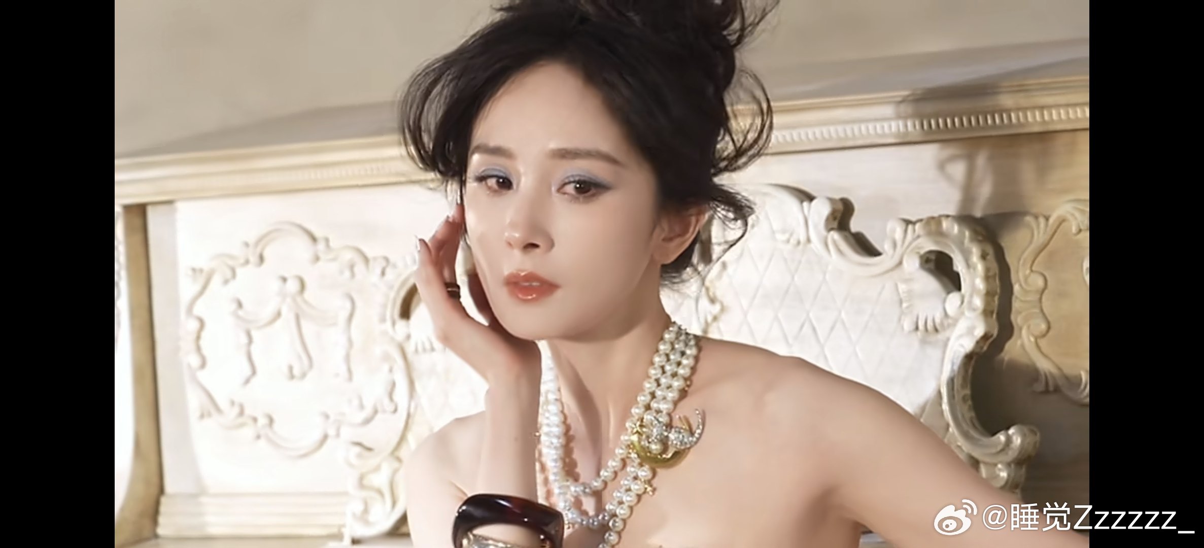 杨幂一个发型搭了3套衣服杨幂1个发型3种吃法简约盘发搭配三套不同穿搭，每套都尽显