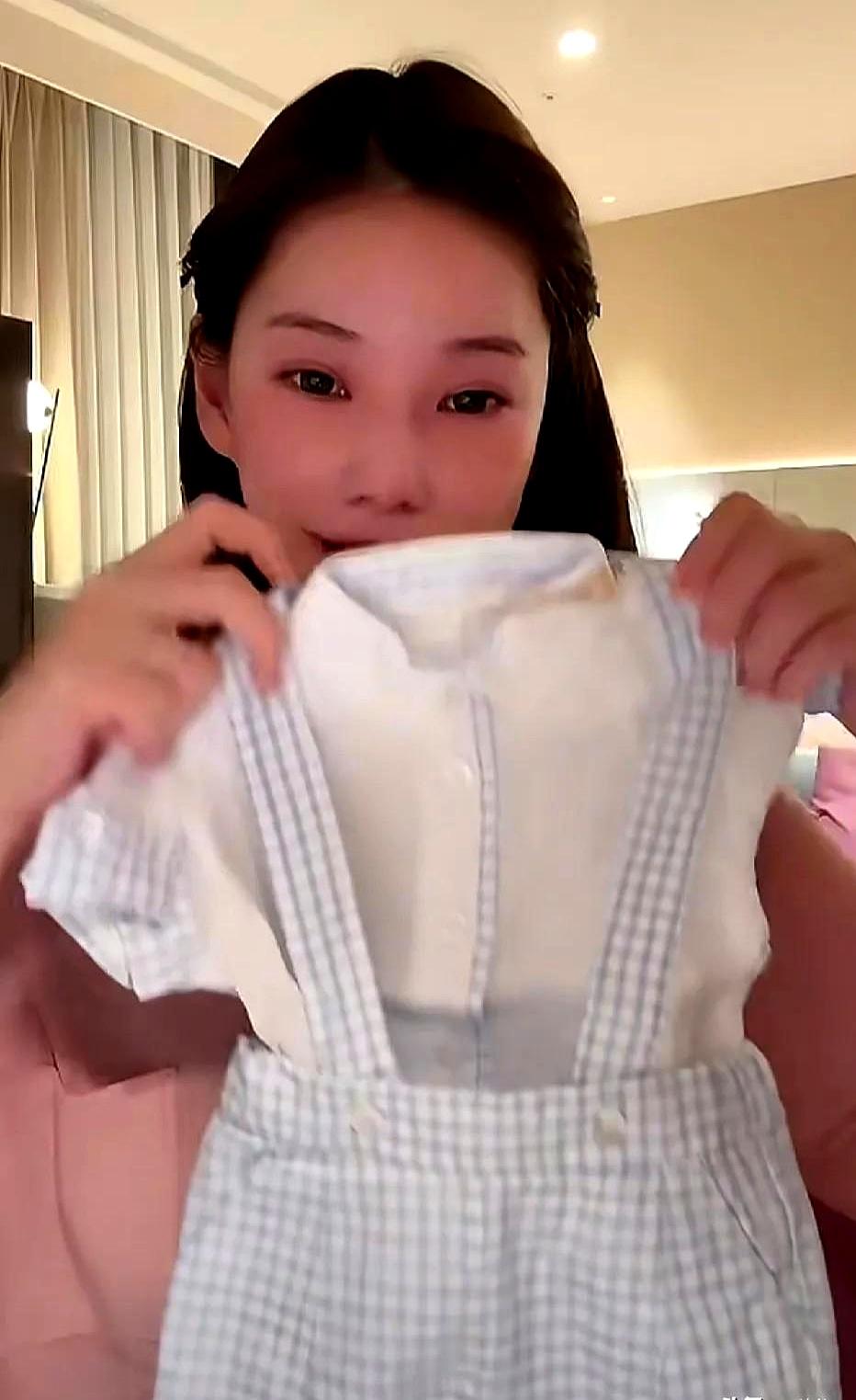 “等出了月子就回北京”——这句话很有画面。筱梅在直播里透露，给粉丝秀了汪小宝的