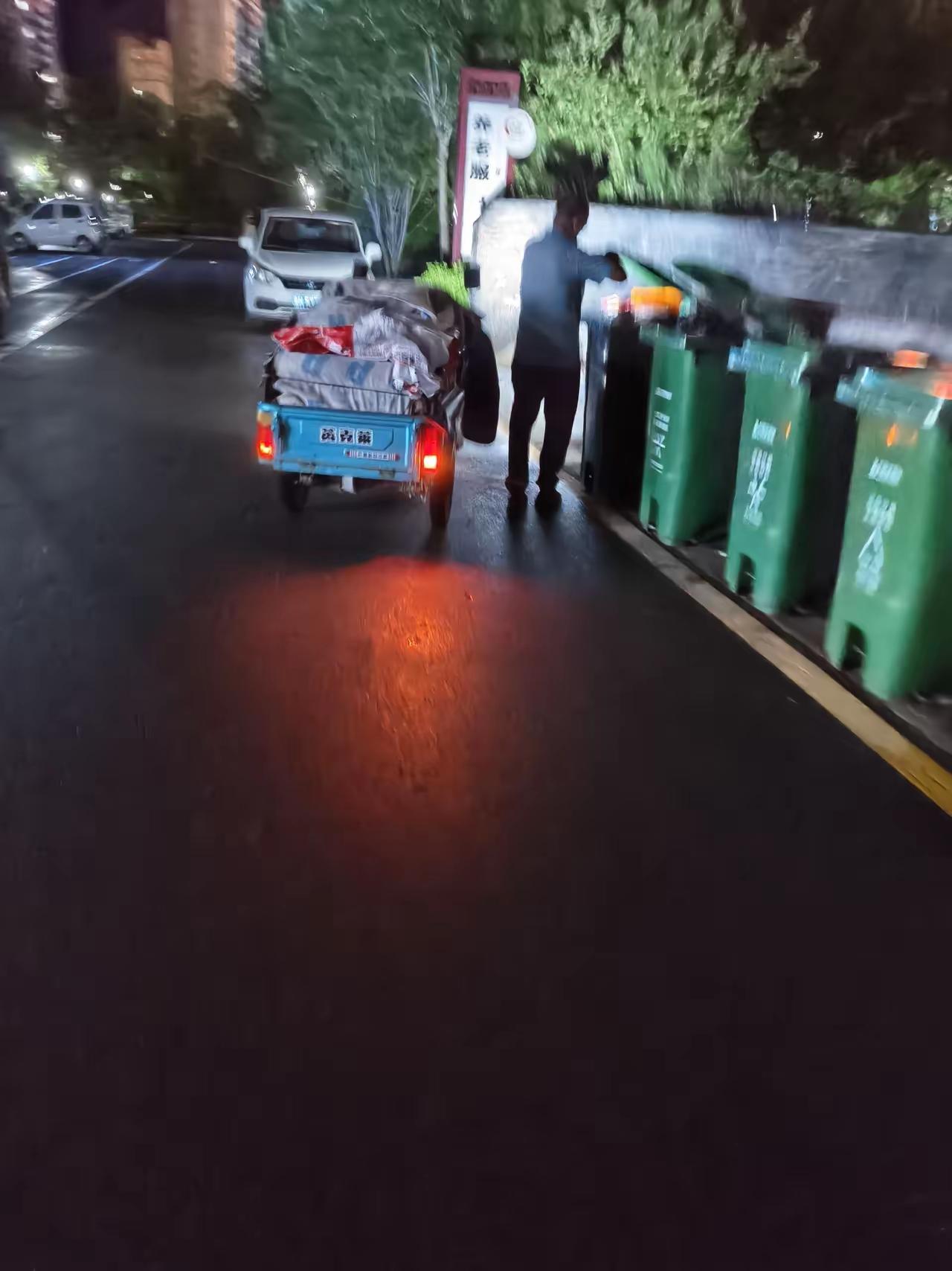 不知大家发现没有，在各居住小区，到垃圾桶捡废纸箱子、矿泉水瓶子、废抽油烟机的人大
