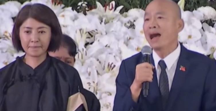南投县长徐淑华父亲许天送的告别式今天举行，韩国瑜致词时讲的情真意切，站在韩国瑜声