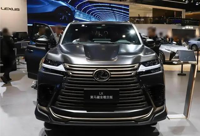 2026款雷克萨斯LX黑金版同样也是雷克萨斯旗舰SUV的定制版本，定位