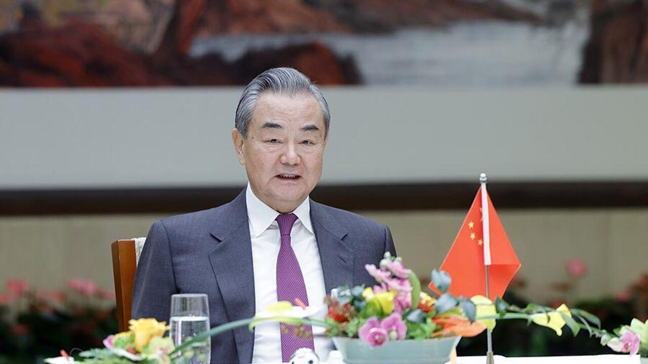 行程在空中拐了个弯。本来是伊斯兰堡的双边外长战略对话，王毅落地却改成了喀布尔