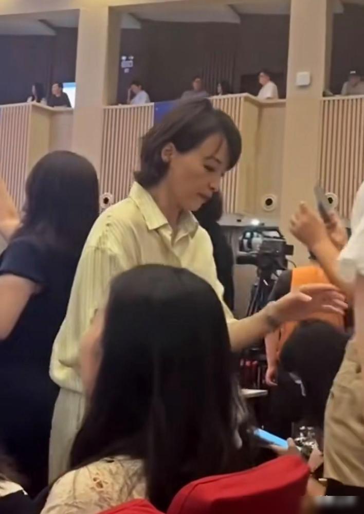 董卿去参加儿子的毕业典礼，53岁，素颜。很多人觉得意外。觉得她不该是这个样