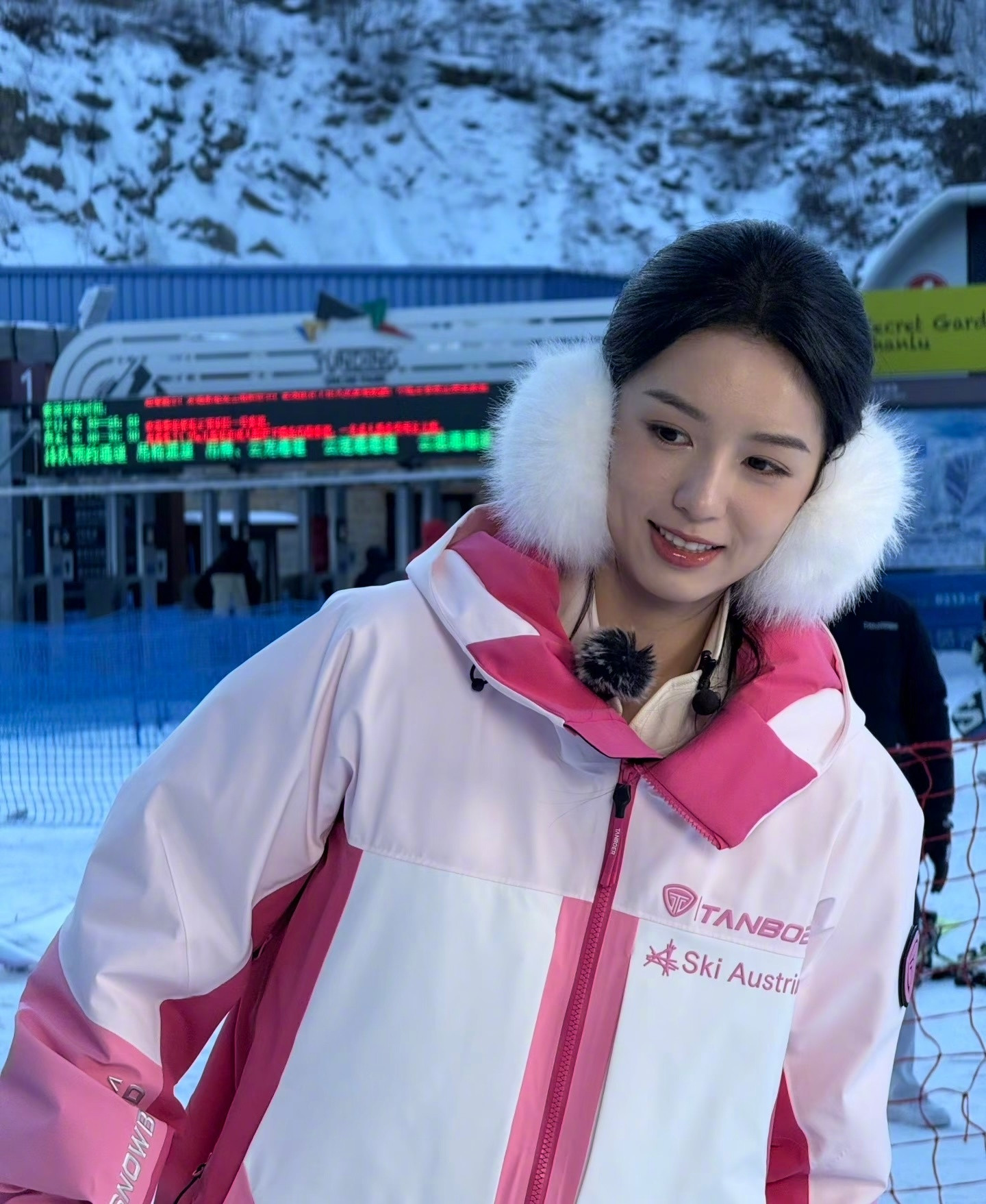 周也生图状态天呐，滑雪场偶遇一只粉色小也，完全小猫咪来的，这个被偶遇的生图状