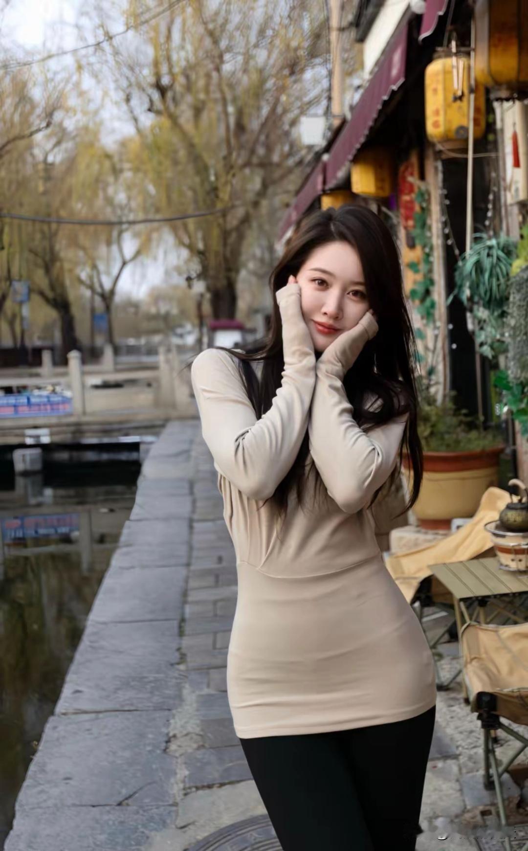 在古色古香的街道上，她俏皮地摆出可爱的姿势，仿佛在诉说着一个温暖的故事。