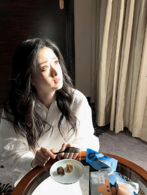 控制饮食的蒋欣对着盘子里两小粒面包，抬头那瞬间的眼神简直和被喂了两粒粮的小猫咪一