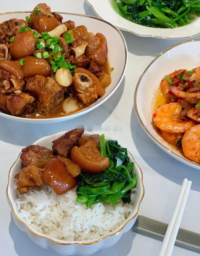 刚接到女儿放学，回来老婆已经做了一大桌丰盛的饭菜，真香啊。在冬天和家人一起吃上一