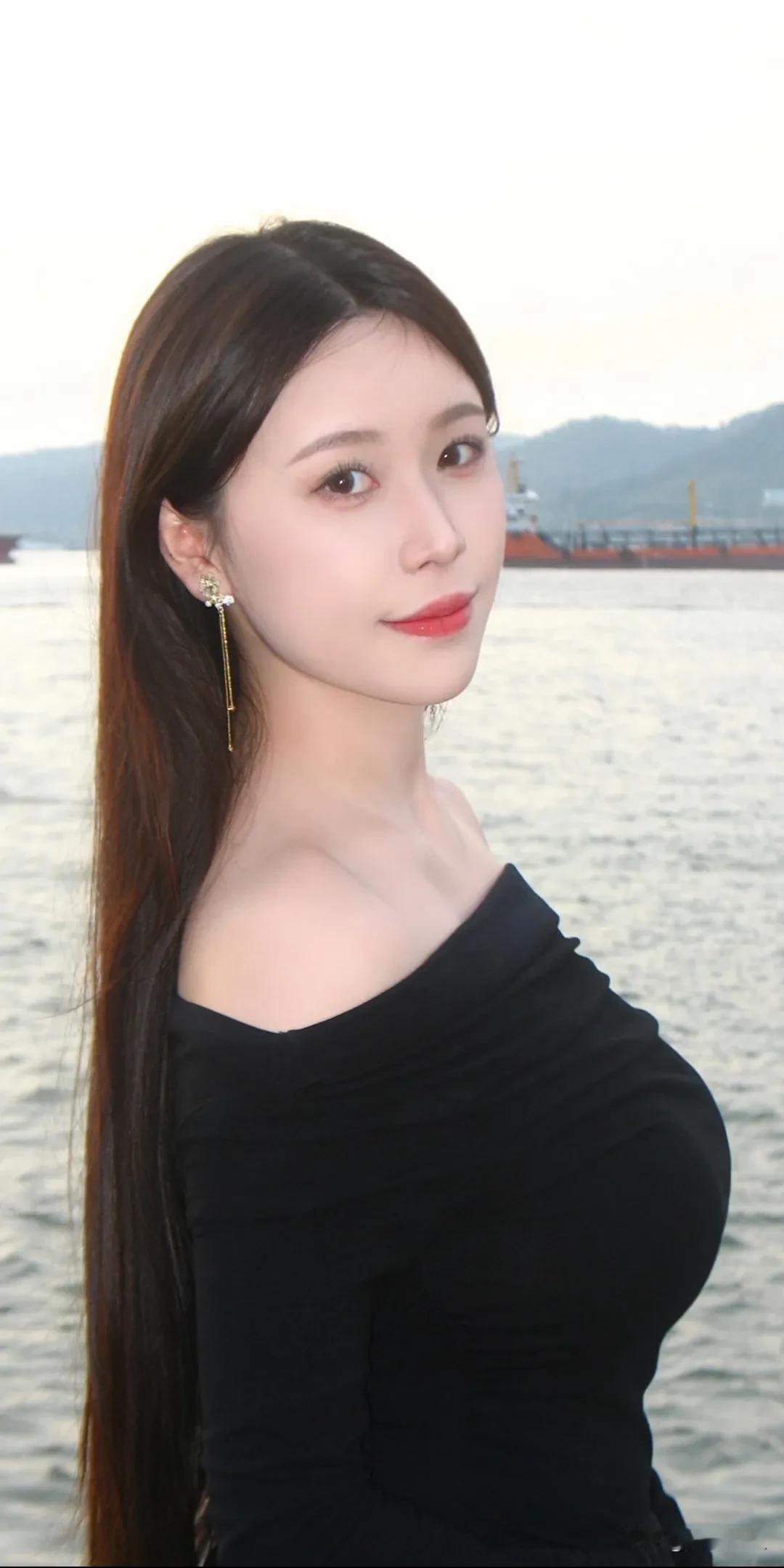 有些答案，岁月会替你慢慢解析，风来听风，雨来观雨，心若安然，万物入目皆成景。