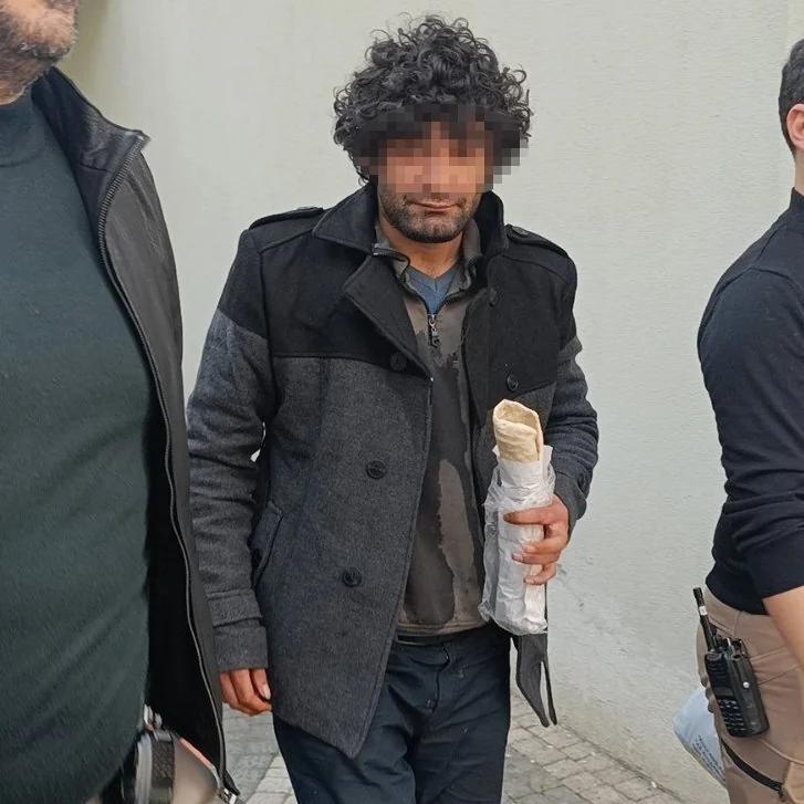 我今天在网上刷到这张照片的时候，愣了很久。土耳其有一个男生站在楼顶准备自杀，底