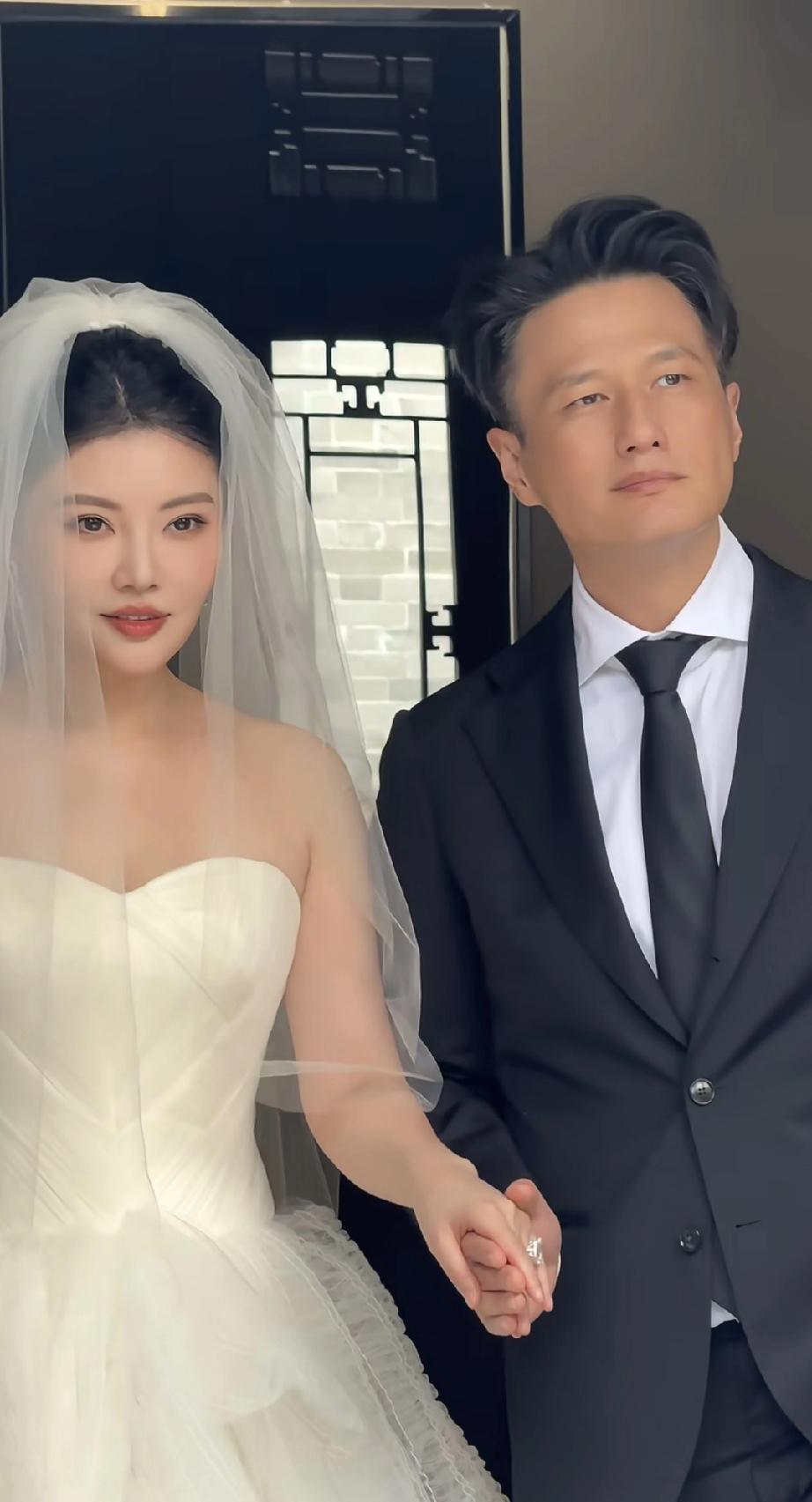 徐冬冬放出了和尹子维的婚纱照，这组婚纱照是在北京拍的，当时还被网友偶遇上了，徐冬