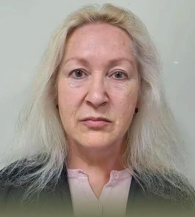 英国，一女子她将小男孩捆绑在自己和丈夫共用的婚床上，蒙上男孩双眼，拿出羽毛不断挑
