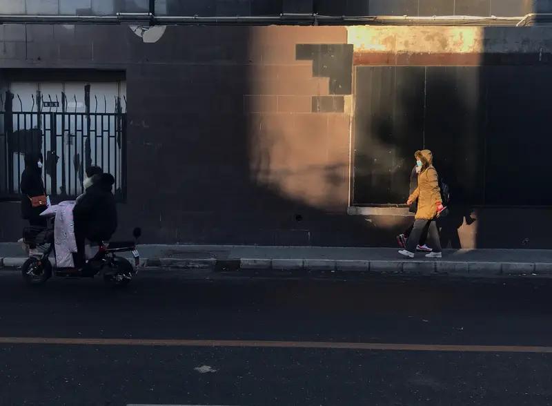 杭州一女装店主建议别买300元以下羽绒服,这话一出引发热议。有人觉得是商家抬价,