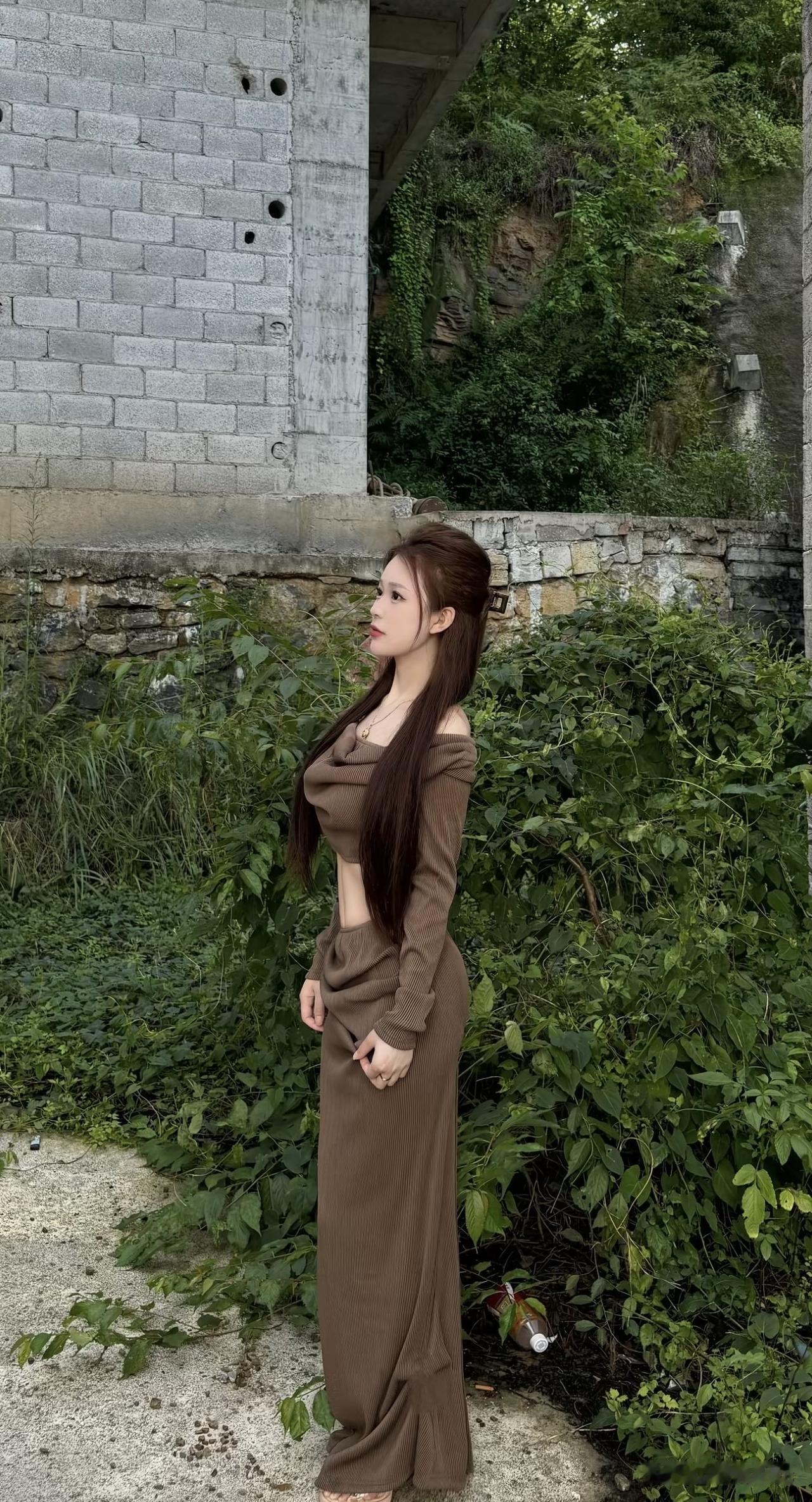在农村老家待上一段时间后你就会发现有很多大龄剩男他们现在都还成不了家儿子呢