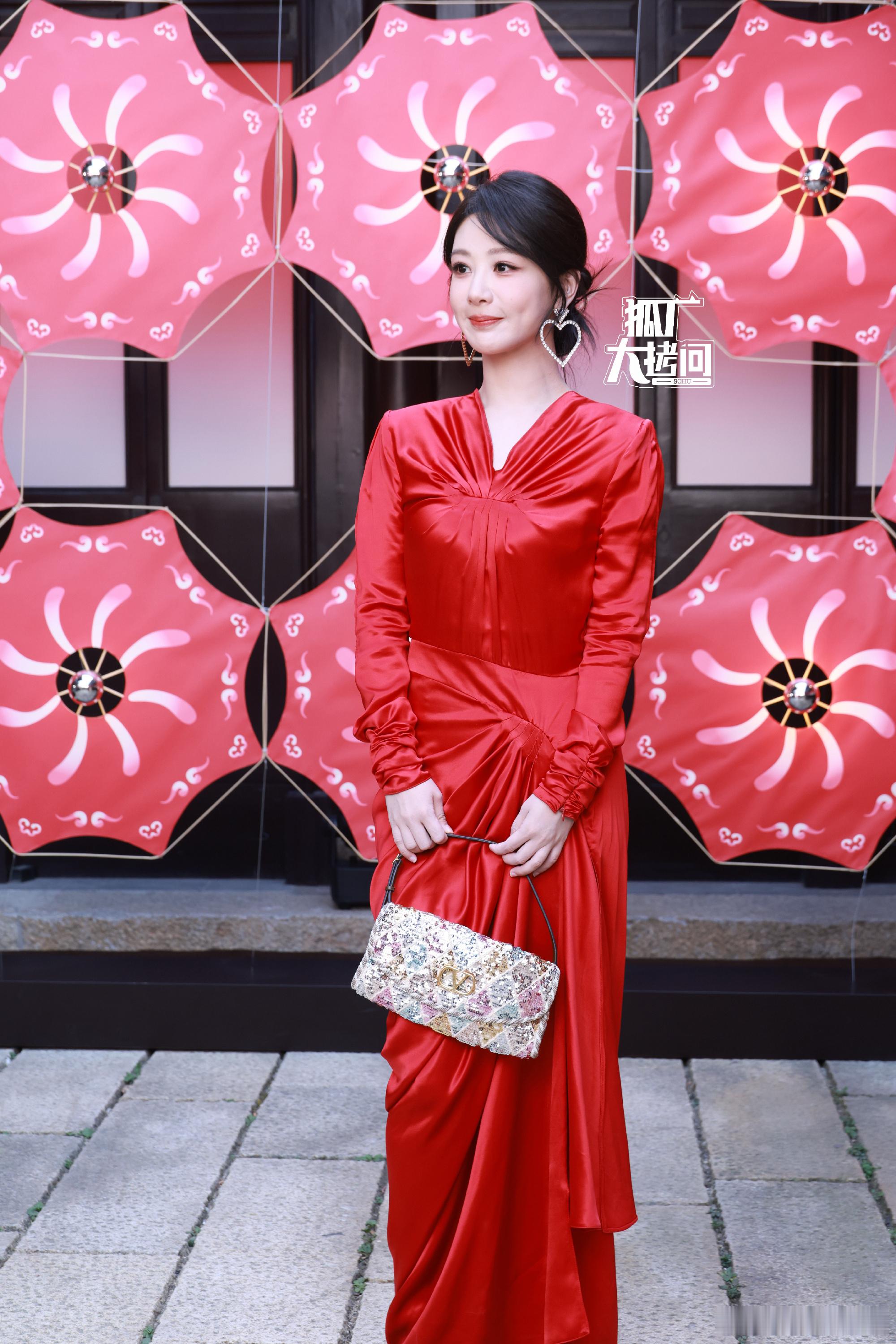 杨紫生图一样扛打！红气养人没错的杨紫红裙好明媚