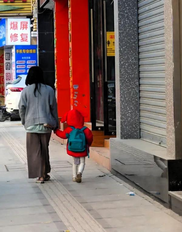 重庆一女子失恋后买醉，与陌生男子发生关系，7天后女子拉黑男子，8年后女子独自抚养