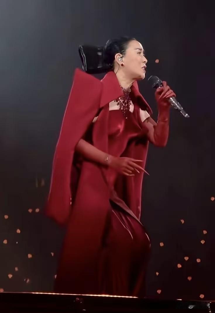 不查不知道，一查吓一跳。原来那英身上这套丑衣服，居然还是高定。这套衣服来自云