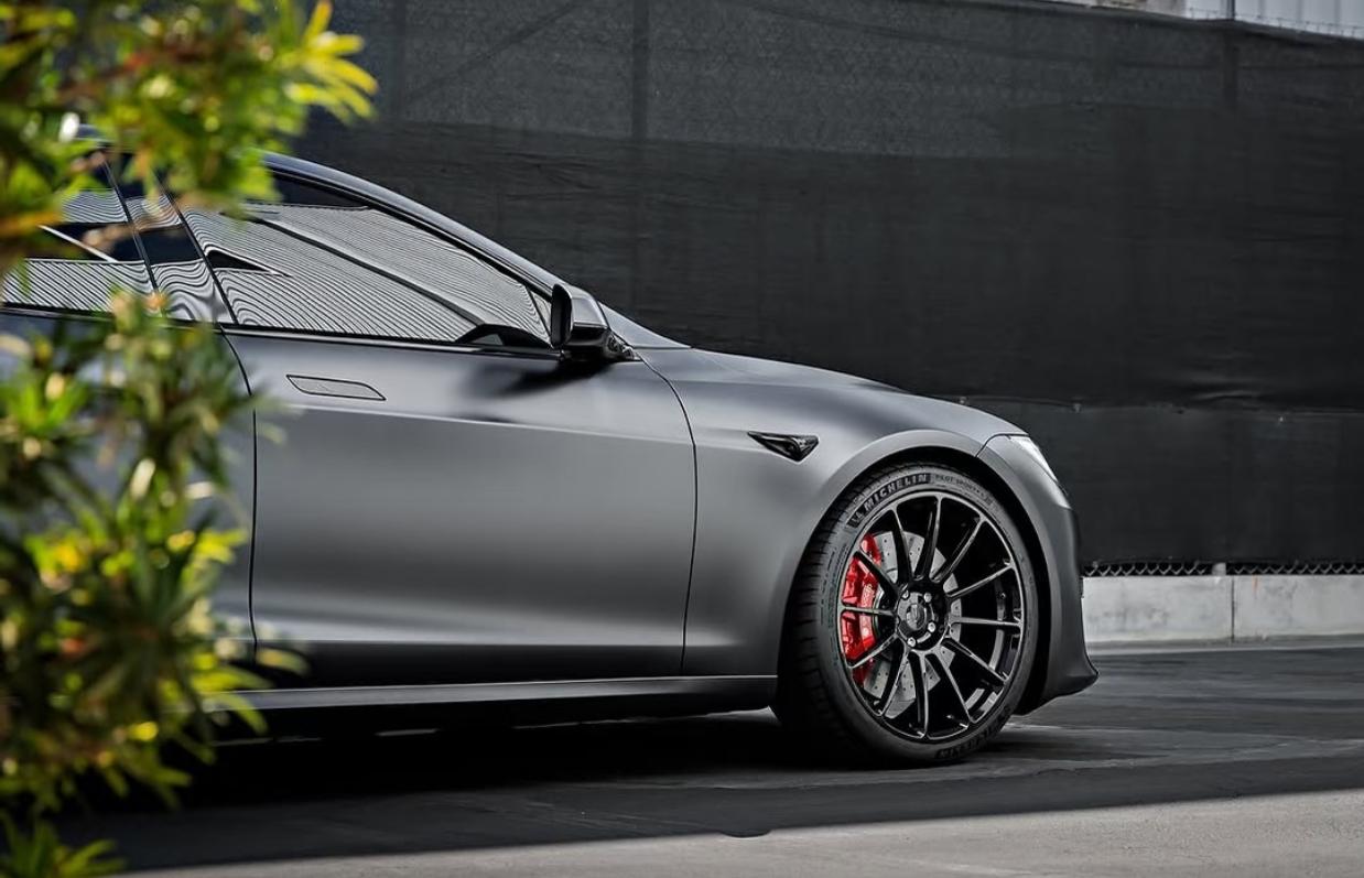 本以为电车轻巧好开，结果现在比油车还沉！🚗💨堆电池+堆配置=3吨“移动堡