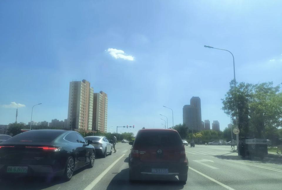 昨天早上开车市场买菜，天津台头西瓜7毛一斤买6个不到20元，六月黄河蟹40一斤买
