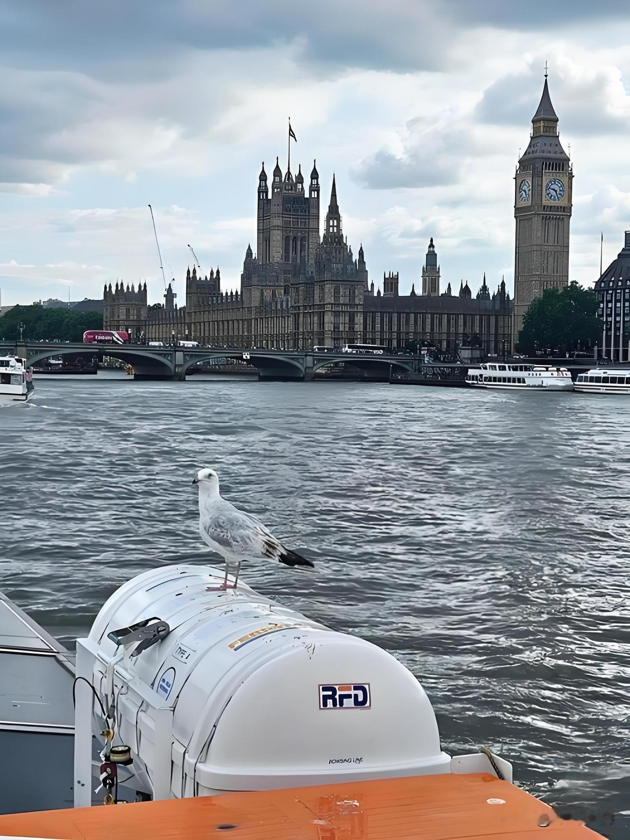 英国唐宁街10号迎来新主人，伯纳姆面临三重困局!斯塔默默默的走了，新首相伯纳姆