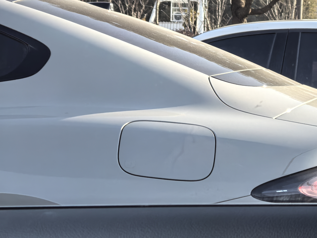 小米充电口盖歪了无意间看到小米充电口盖，不是和车身成水平线的，有强迫症的人要抓