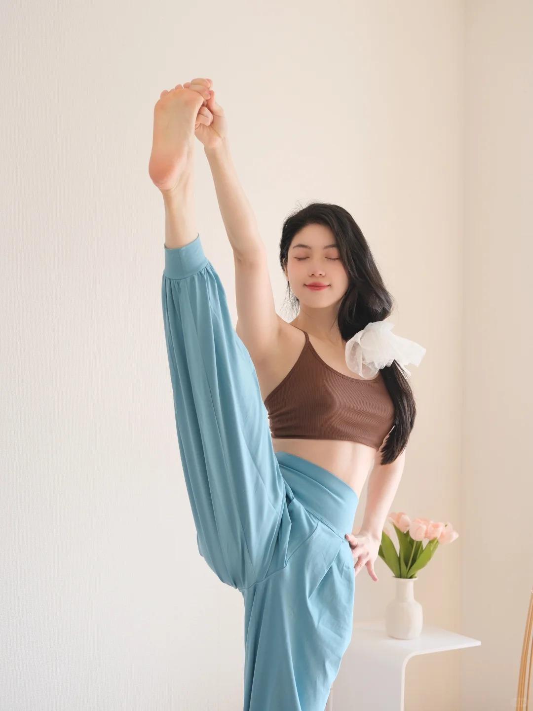 走着走着，就有花开了。先是三两朵，是僵硬身体逐渐柔软的惊喜，是浮躁心绪慢慢平和的