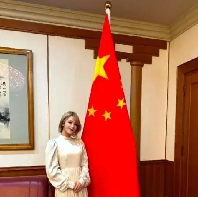 这日本姑娘，叫美依礼芽，是真有点东西就在日本那个叫高市早苗的首相大放厥词，搞得