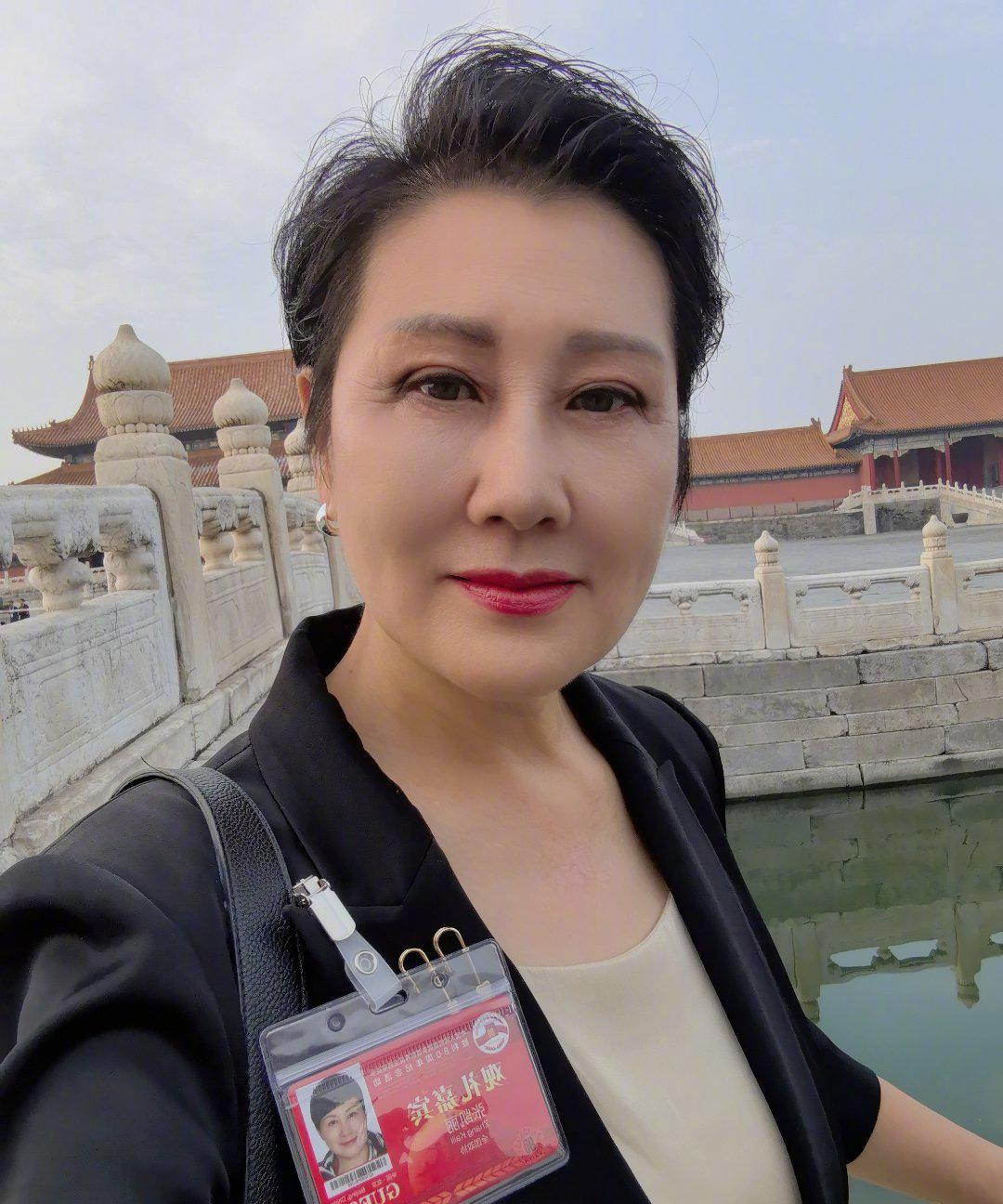 63岁张凯丽阅兵现场落泪，一句话引发亿万国人共鸣！天安门观礼台上，身穿黑色正装
