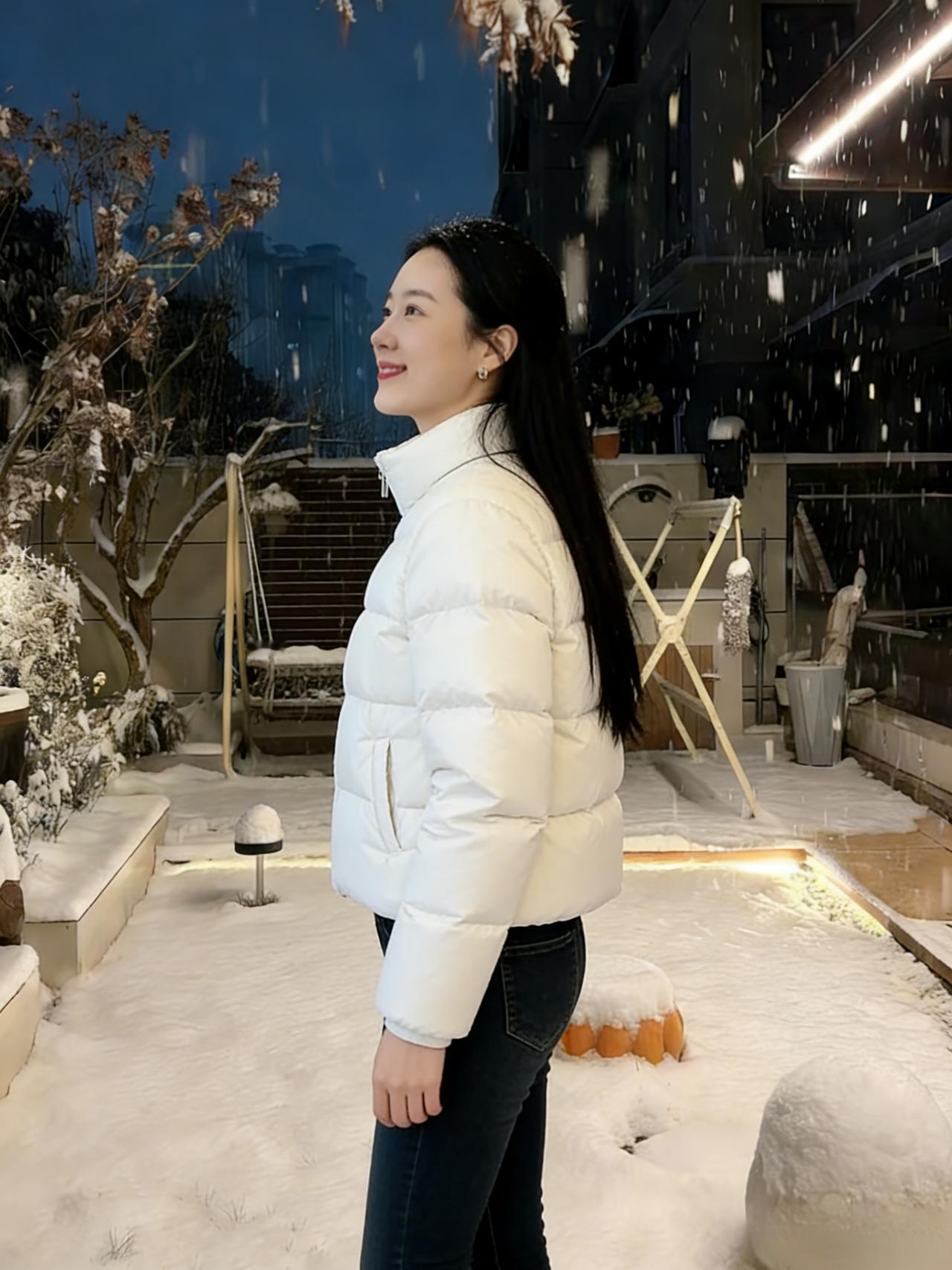 当她转身走进灯火雪还在落着落在她走过的每一寸土地留下温柔的脚印