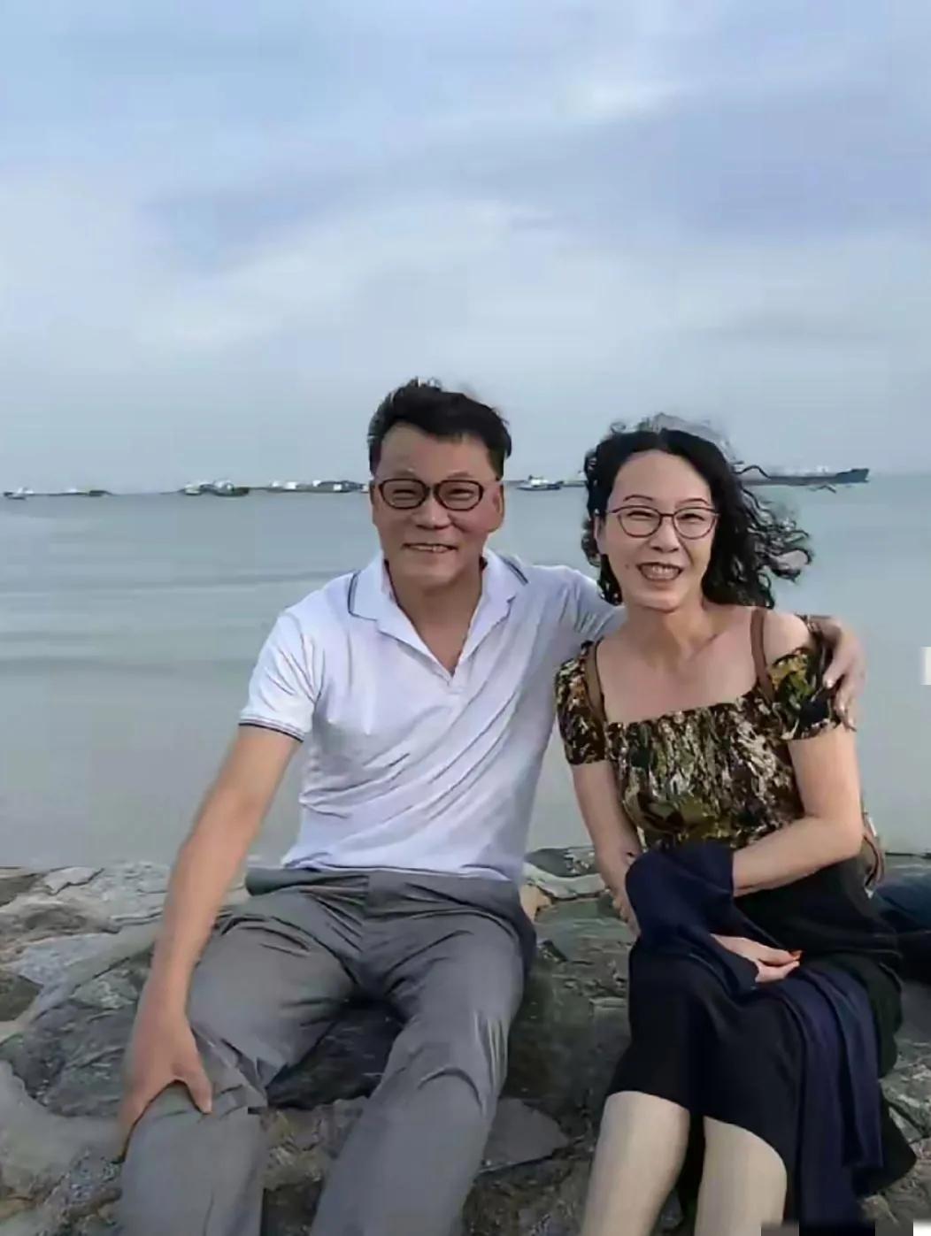 七夕来临，李国庆与妻子的第一个情人节：两个人龙眉凤目，笑容满面，黑发飞扬，文质彬