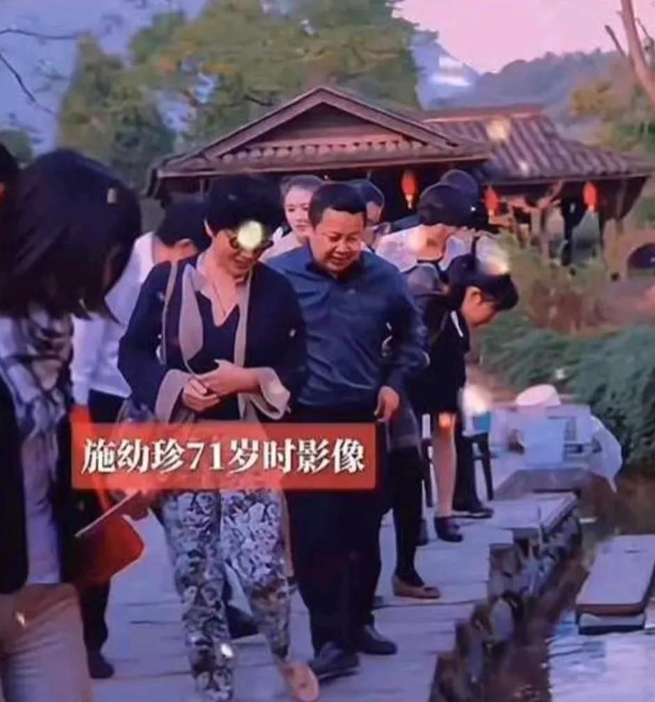 这是施幼珍2020年到浙江衢州游玩的照片，71岁的她紧跟潮流，拼色时髦上衣搭黑白