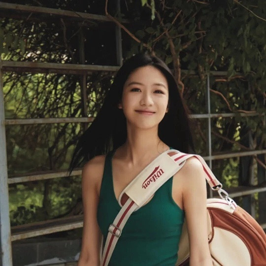 向涵之绿裙向涵之这袭绿裙真的美到心坎里！清透的绿调衬得她肌肤胜雪，冷白肤色与裙身