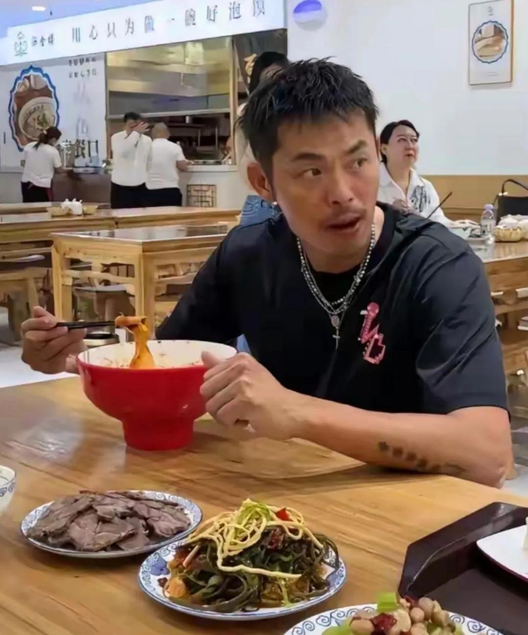 小饭馆偶遇林丹，身材依旧保持的极好，点餐也超接地气，不愧是'超级丹'呀！