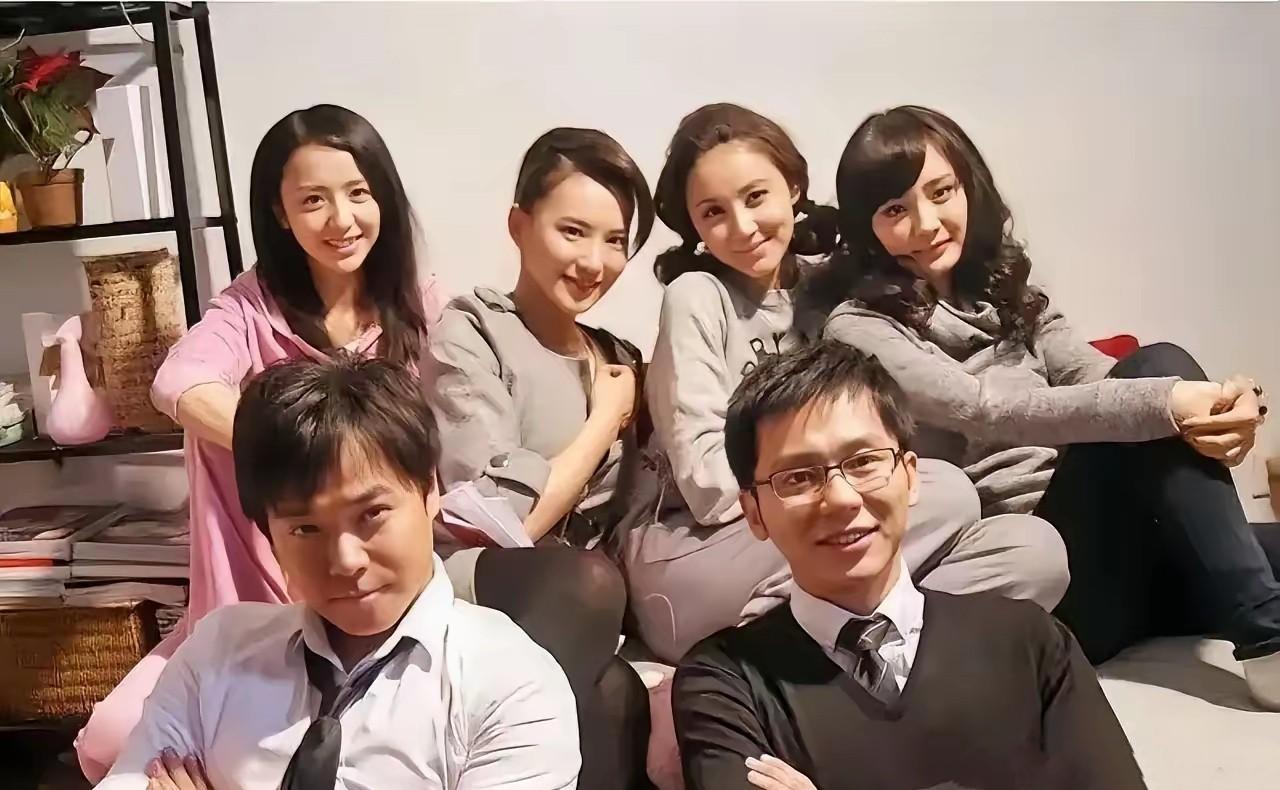 六位演员合影，后排左一是佟丽娅，右一是杨幂。你能说出他们每个人的名字吗？