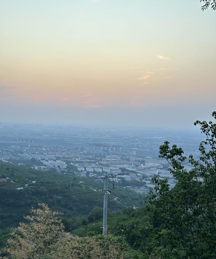 河北石家庄市最近天空上经常出现飞机的轰鸣声，大家知道是为什么吗？昨天早上在外面