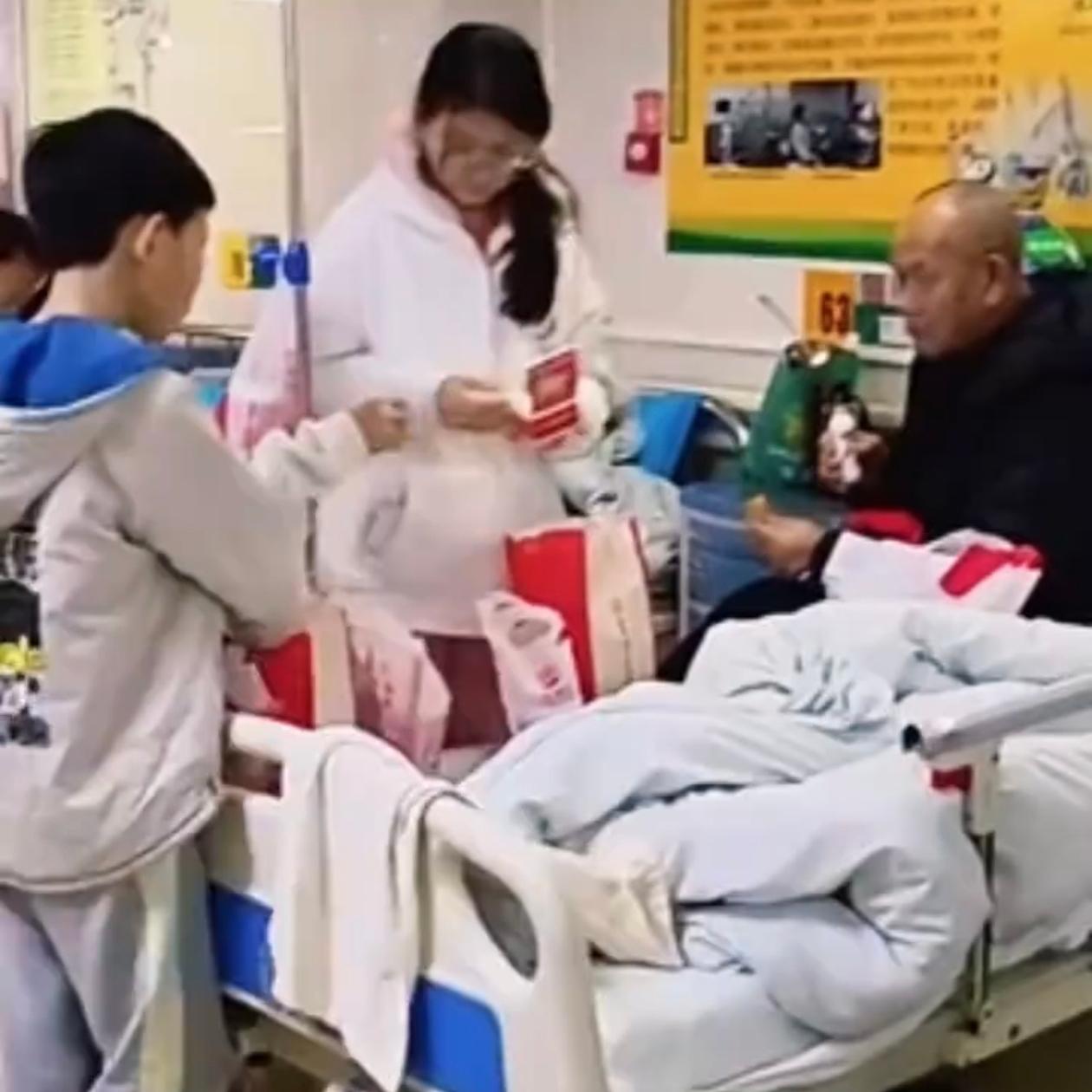 “错位的爱。”老人住院，孩子把薯条汉堡可乐全搬来了，这种错位的关心，比刻意的孝顺