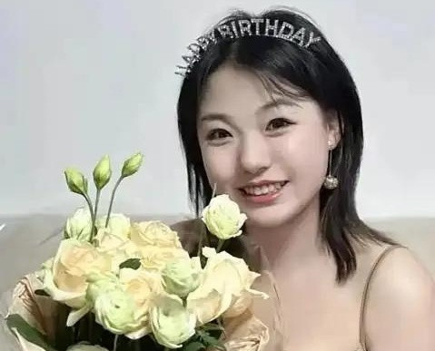 德云社四科徒弟，云鹤九霄，谁不把名字里那个字当命根子？可偏偏有个人，“摘字”俩字跟他半毛钱关系没有，