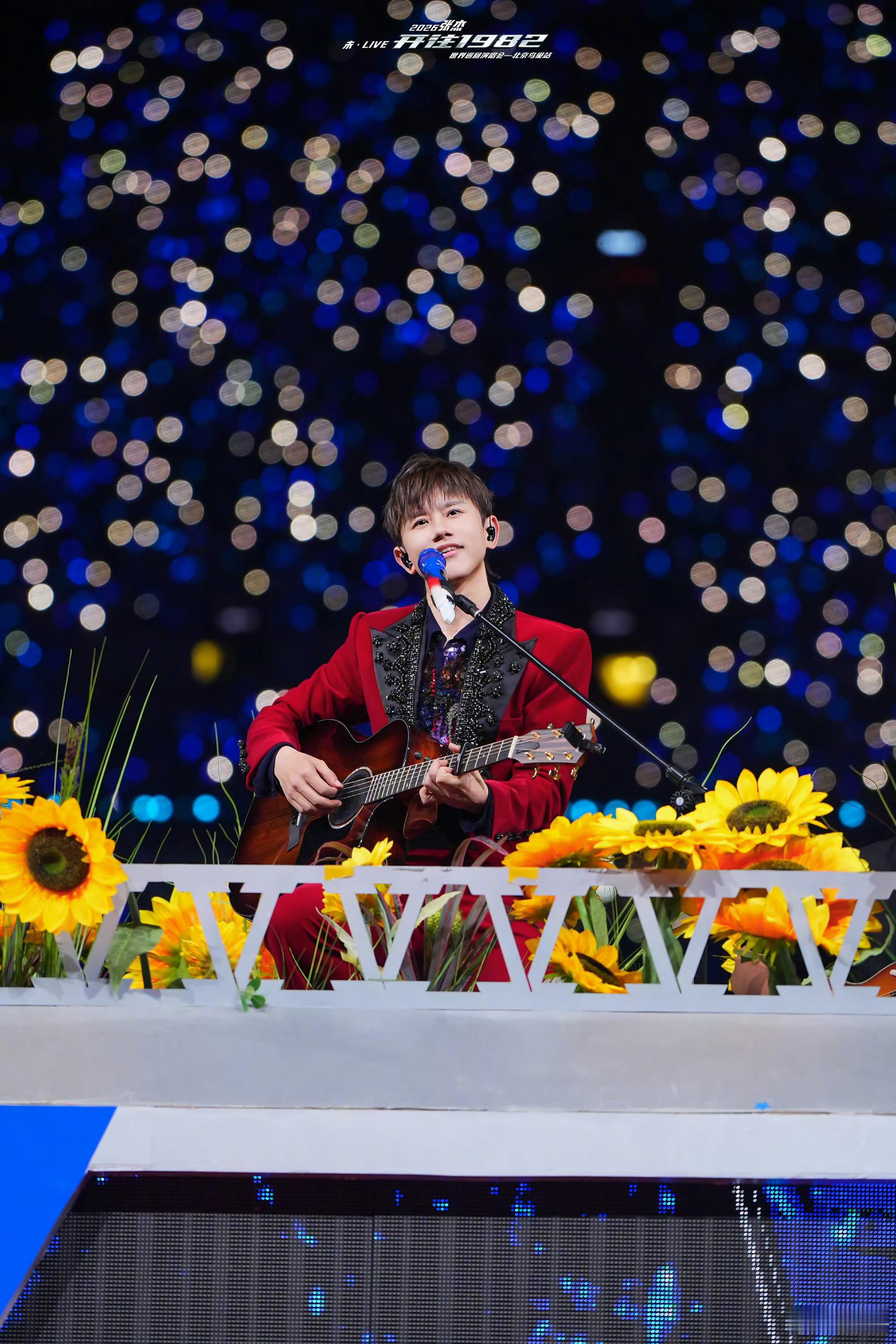 张杰演唱会同款机器人跨界跑马演唱会伴舞机器人"小福星"白天跑半马，晚上赶场鸟巢陪