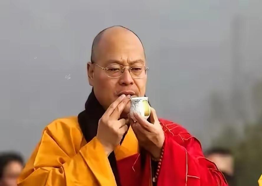 这两天灵隐寺那方丈的事儿传疯了，看得我一愣一愣的。原来光泉大师当年竟然是