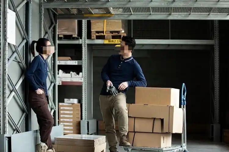 北京，男子觊觎一女同事已久，他把女同事约到库房没人的角落，脑子一热，亲了对方一口