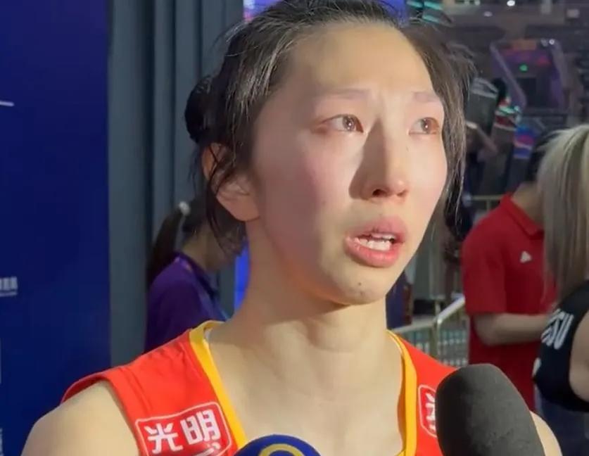 同样面对失利吴梦洁痛哭，王大雷却没有泪水！昨天女排输给土耳其后，吴梦洁接受采访，