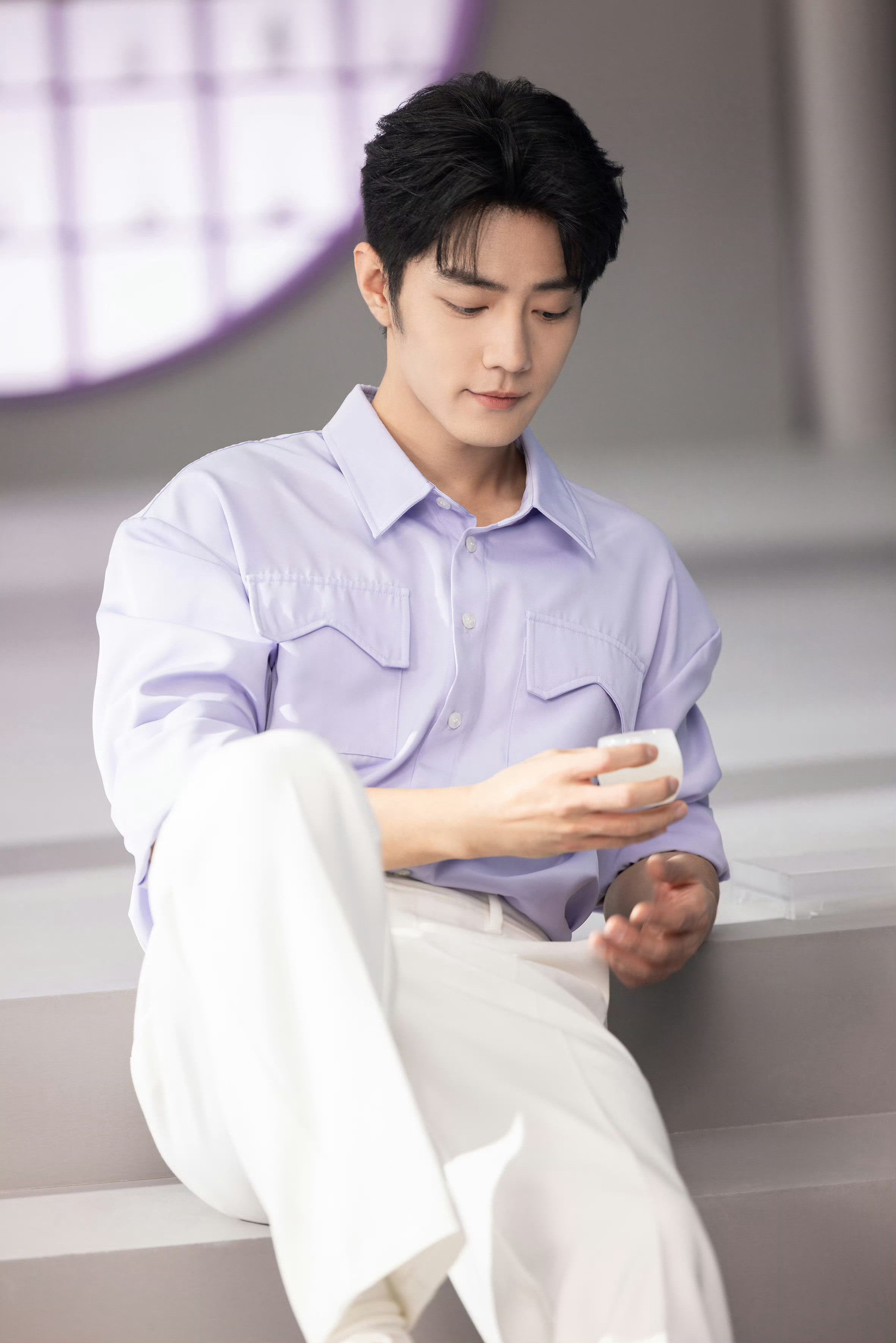 大家看看，这两个人是不是又穿同一件衣服啊