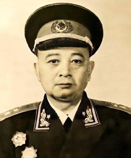 1959年国庆，开国上将杨勇作为阅兵总指挥，在上台演讲前，军装上的扣子却脱落了，