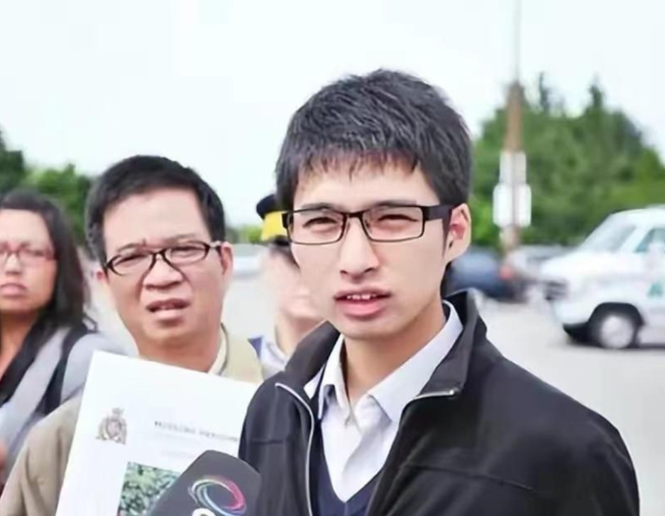2012年，加拿大留学生汤远熙的母亲，到加拿大看望儿子后，却在回国当天离奇失踪。