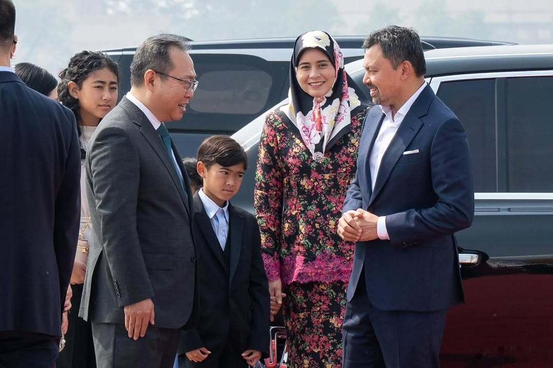 文莱王室🇧🇳🇨🇳5月13日，比拉王储和莎拉王储妃及三个孩子启程前往深圳