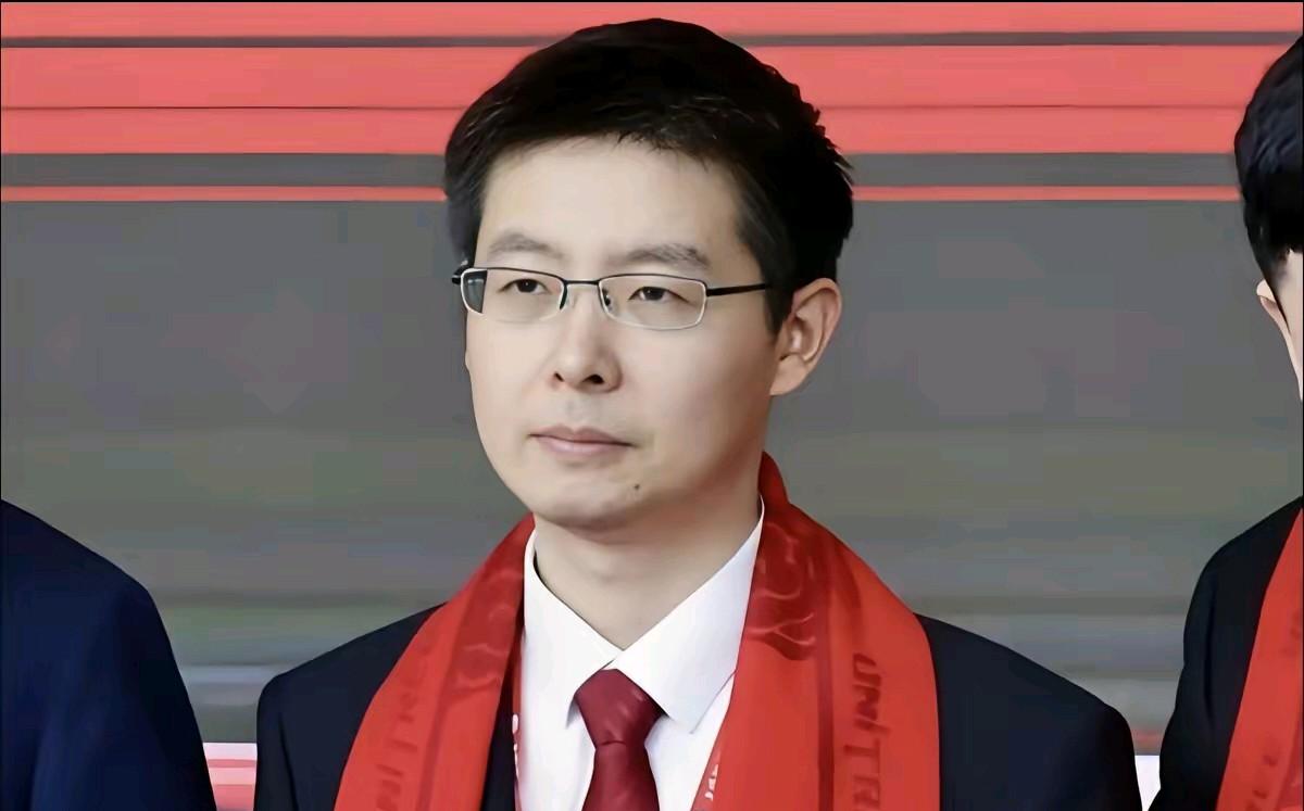 终于有员工站出来发声了。这下才明白王兴兴敲钟那天为什么不笑。不是因为他真的不想