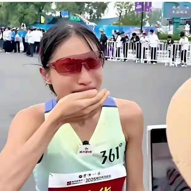 一开始，以为是情商低后来，以为她自私看了通报才明白，她最大的问题，是遇事不爱